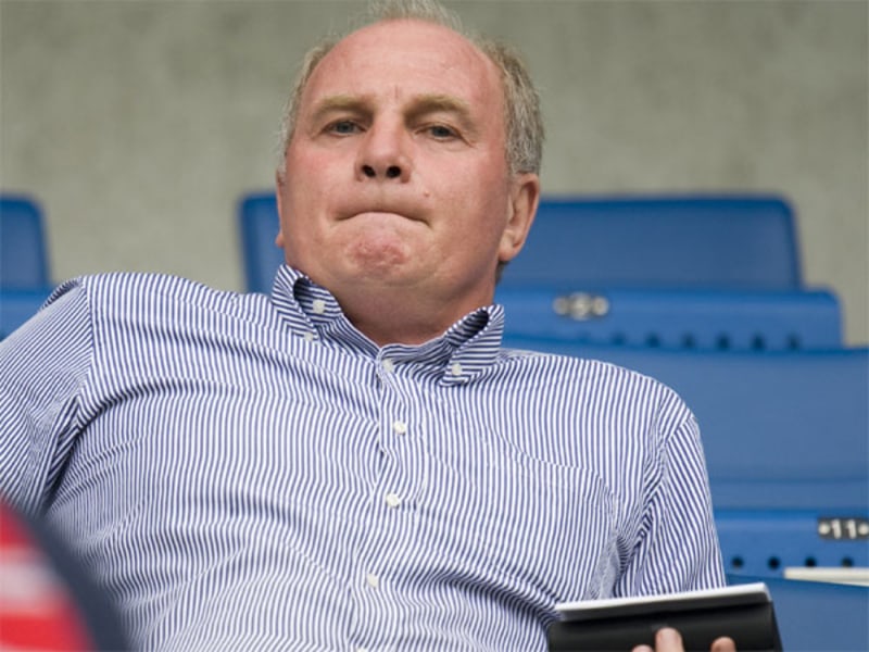 Fußball, Bundesliga: Uli Hoeneß will sich beim Thema Müller und Nationalelf nicht mehr auf die Lippen beißen.
