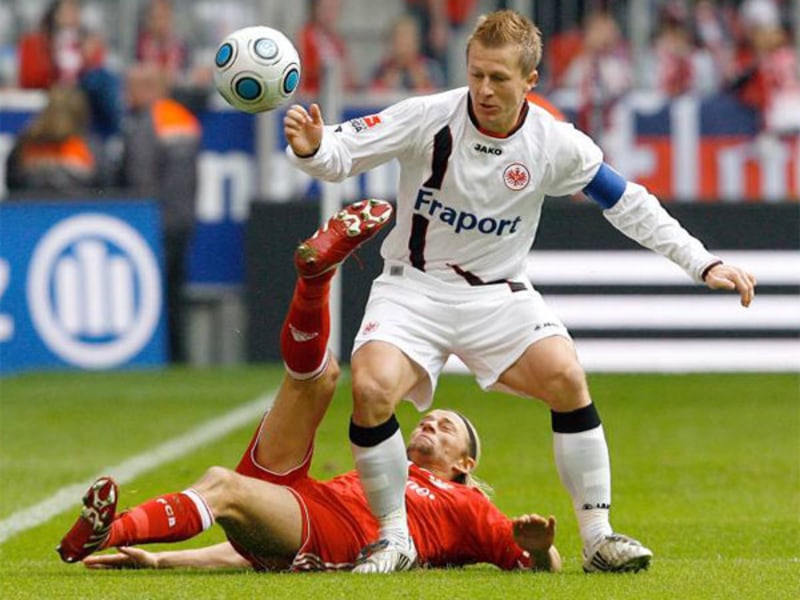 Fußball, Bundesliga: Christoph Spycher gegen Anatoliy Tymoshchuk.