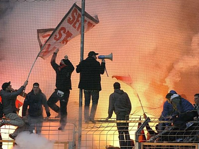 Bengalische Feuer forderten zwei Schwerverletzte. Dem 1. FC Nürnberg droht nun eine Strafe durch den DFB.