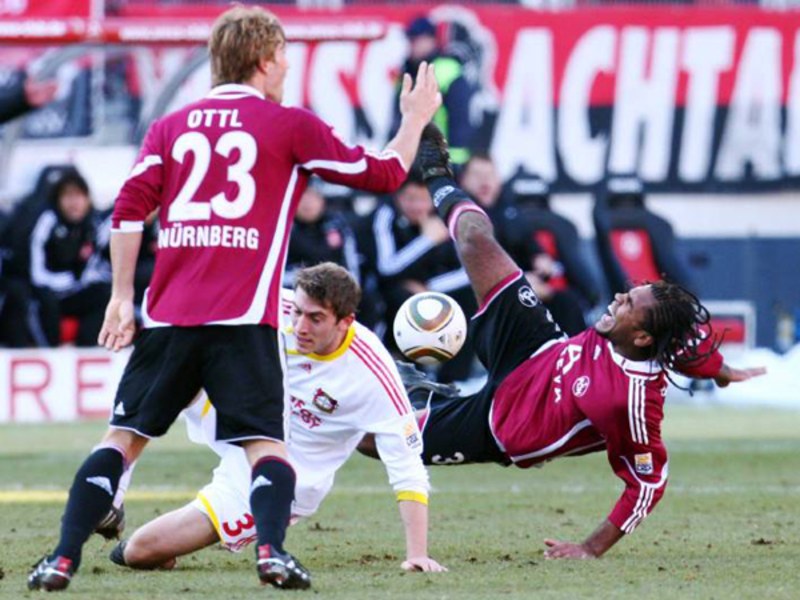 Bayers Reinartz räumt Nürnbergs Verteidiger Breno mit gestrecktem Bein ab.
