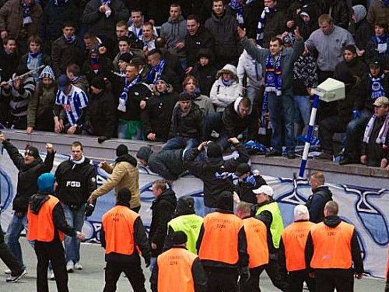 Fußball, Randale nach dem Spiel Hertha gegen Nürnberg.