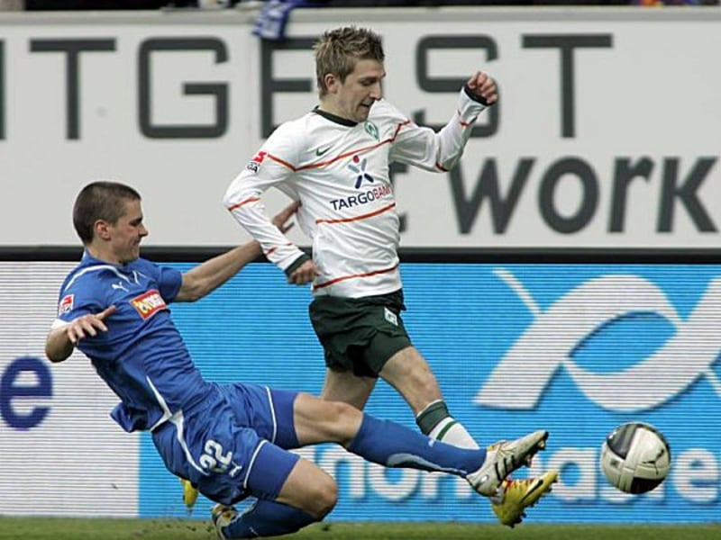Jukka Raitala (l., gegen Marko Marin) bei seinem bisher einzigen Bundesligaspiel gegen Werder Bremen.