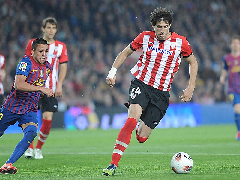 Dynamischer Hüne: Javi Martinez, hier im Duell mit Alexis Sanchez (FC Barcelona, li.).