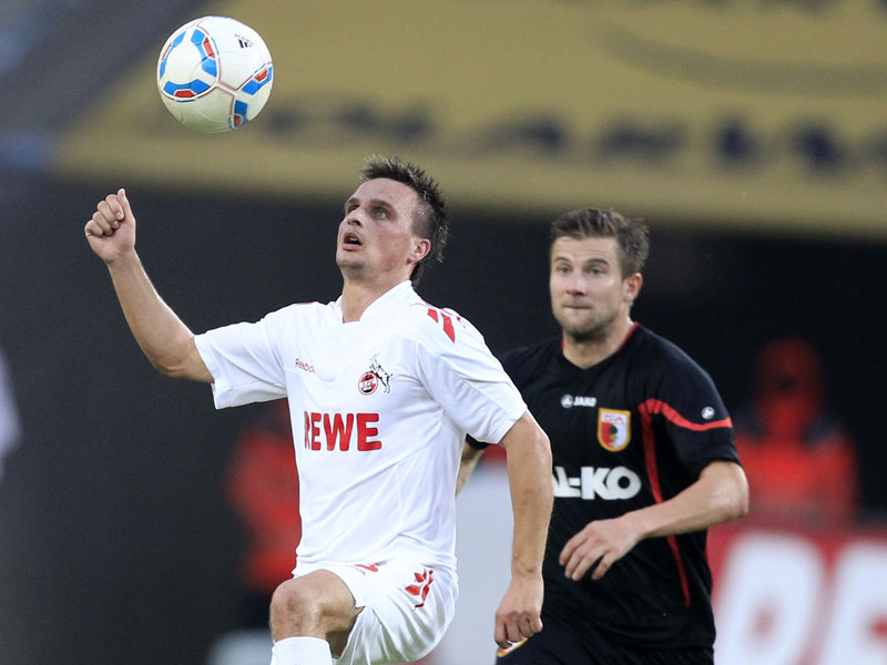 Slawomir Peszko (l.) im Duell mit Augsburgs Daniel Baier