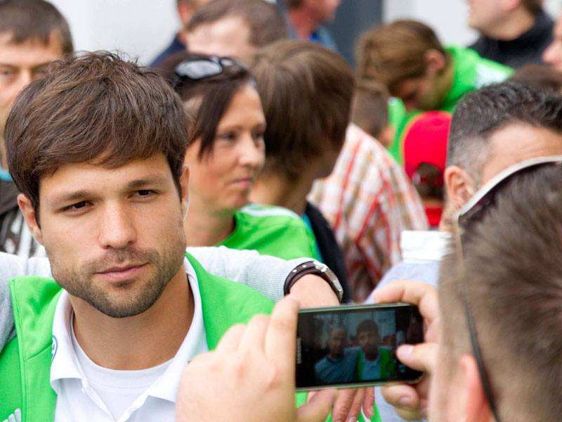 Begehrtes Motiv: Wolfsburgs Diego darf sich auch den Fußballfreunden in China zeigen.