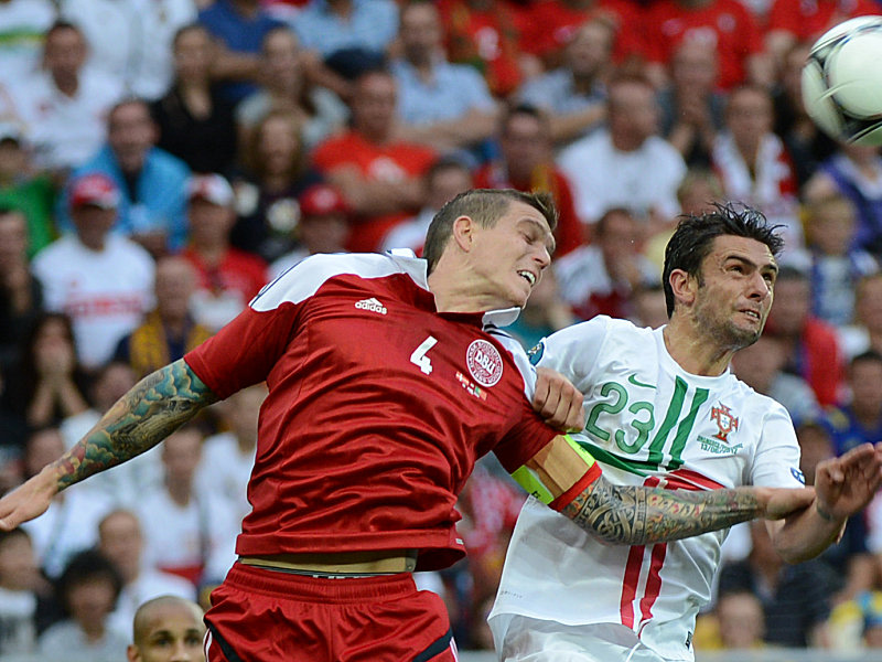 Umworben vom Meister: Liverpool dänischer Nationalspieler Daniel Agger (hier bei der EURO gegen den Portugiesen Helder Postiga).