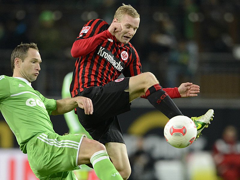 Begehrter Mittelfeldmann: Eintracht-Youngster Sebastian Rode, hier im Duell mit Wolfsburgs Jan Polak.