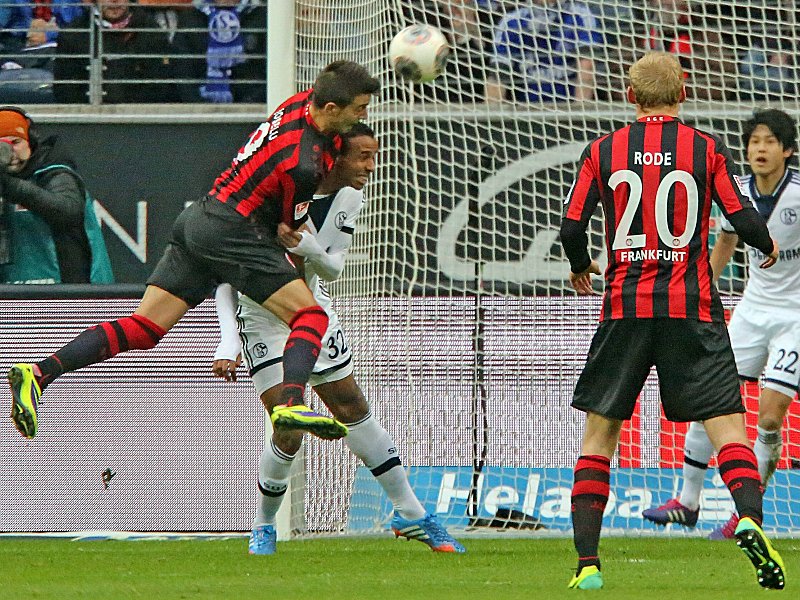 Doppelpacker: Joselu (li.) im Duell mit Matip.