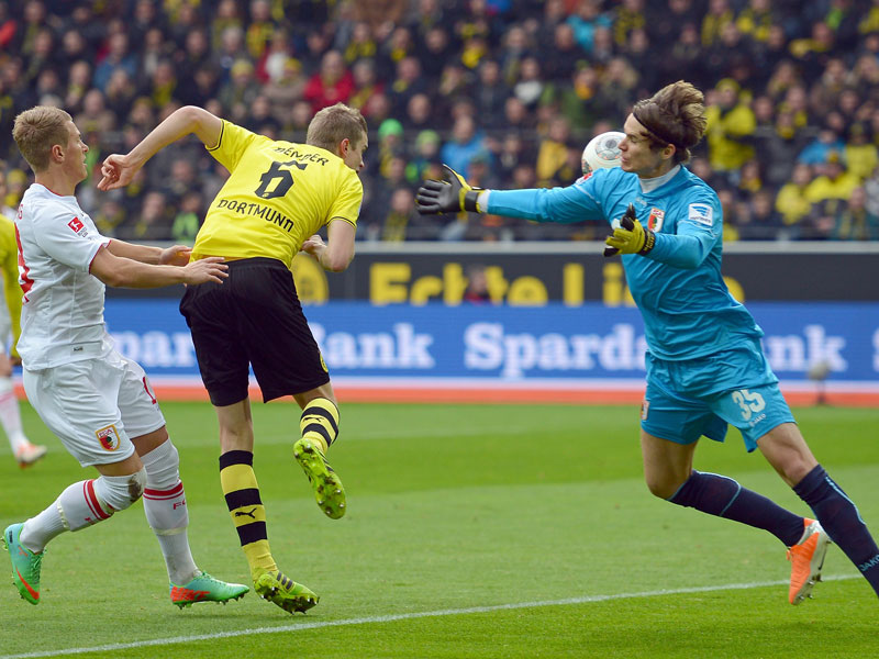 Dortmunds Bender markiert per Kopf das 1:0 gegen Augsburg.
