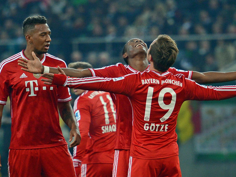 Bayerns Götze freut sich mit Alaba und Boateng über den Führungstreffer zum 1:0.