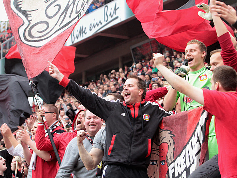 Trainer Sascha Lewandowski und Torwart Bernd Leno
