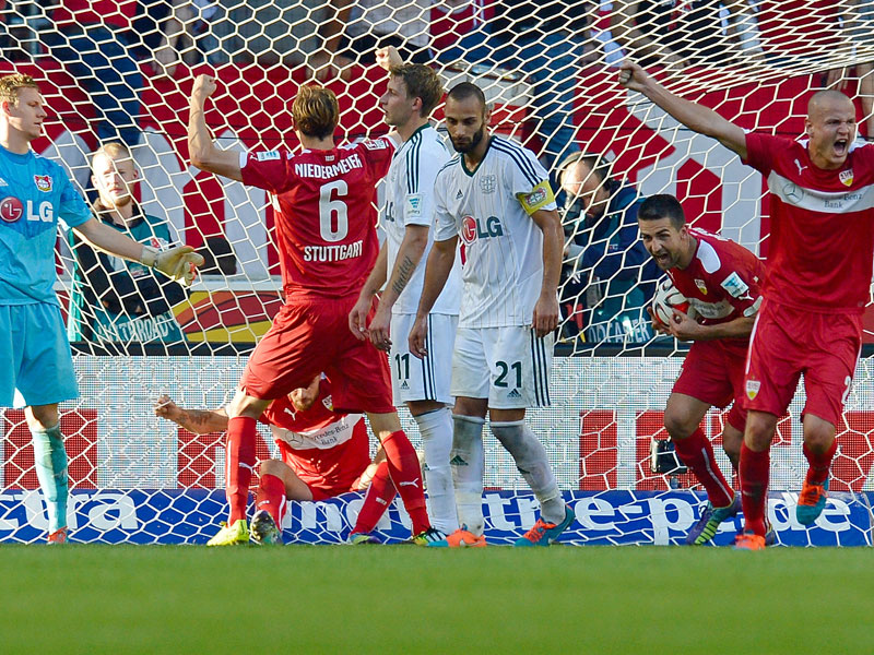 Der VfB bejubelt das nicht für möglich gehaltene 3:3 gegen Leverkusen.
