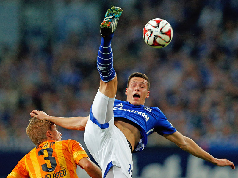 Der Schalker Draxler in Aktion gegen den Berliner Skjelbred.