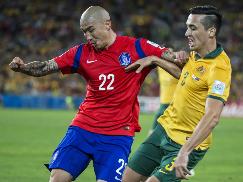 Asien-Cup-Finalist: Du-Ri Cha unterlag mit Südkorea gegen Australien und Jason Davidson (re.).