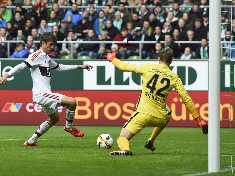 Müller lässt Wiedwald keine Chance.