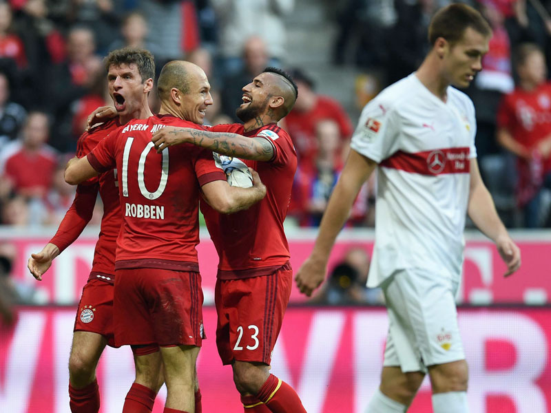 Bayern jubelt, der VfB ist konsterniert: Müller, Robben und Vidal nach dem 1:0.