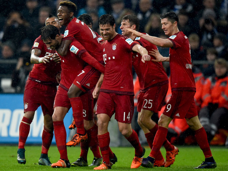 Vom Regen in den Jubel: Bayerns Javi Martinez war mit dem Kopf spielentscheidend zur Stelle.