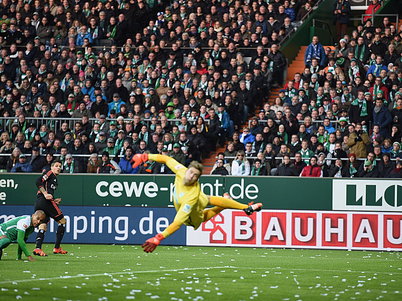 Dem Ball hinterherschauen: Hamburgs Ilicevic und Bremens Schlussmann Wiedwald (re.).
