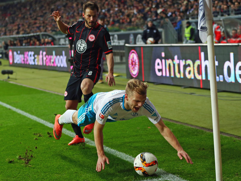 Der Schalker Geis wird attackiert von Frankfurts Huszti.