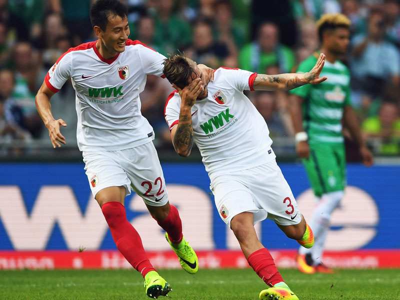 Augsburgs Stafylidis will gar nicht mehr hinsehen, dabei war sein 2:1-Siegtreffer in Bremen ein Augenschmaus.