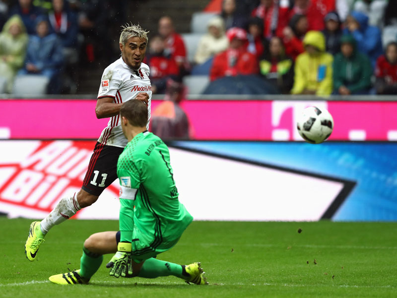 Ingolstadts Lezcano überwindet Bayern-Keeper Neuer.