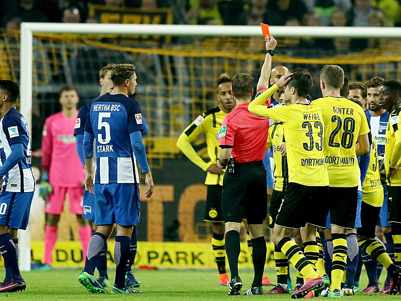 Abgang: Schiedsrichter Patrick Ittrich zeigt Emre Mor Rot.