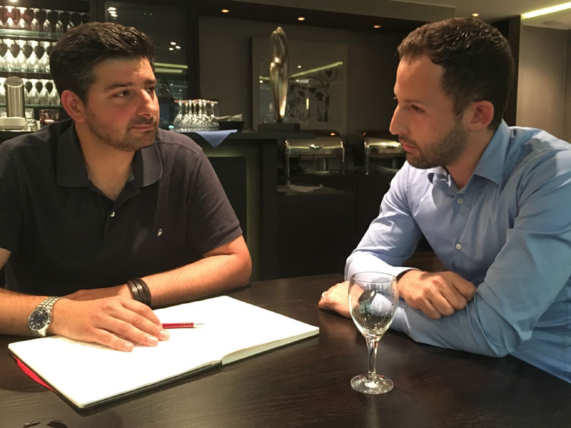 Im Gespräch: kicker-Redakteur Toni Lieto und Domenico Tedesco.