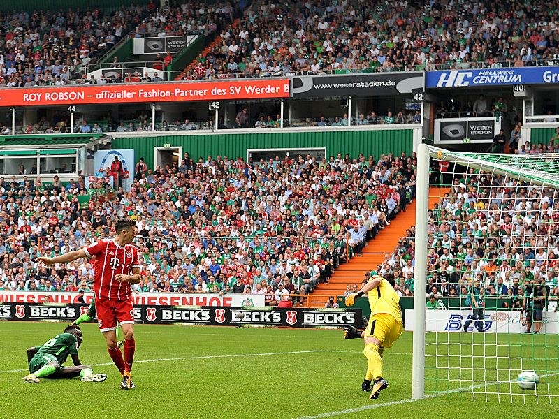 Bann gebrochen: Robert Lewandowski (2.v.l.) trifft per Hacke zum 1:0.