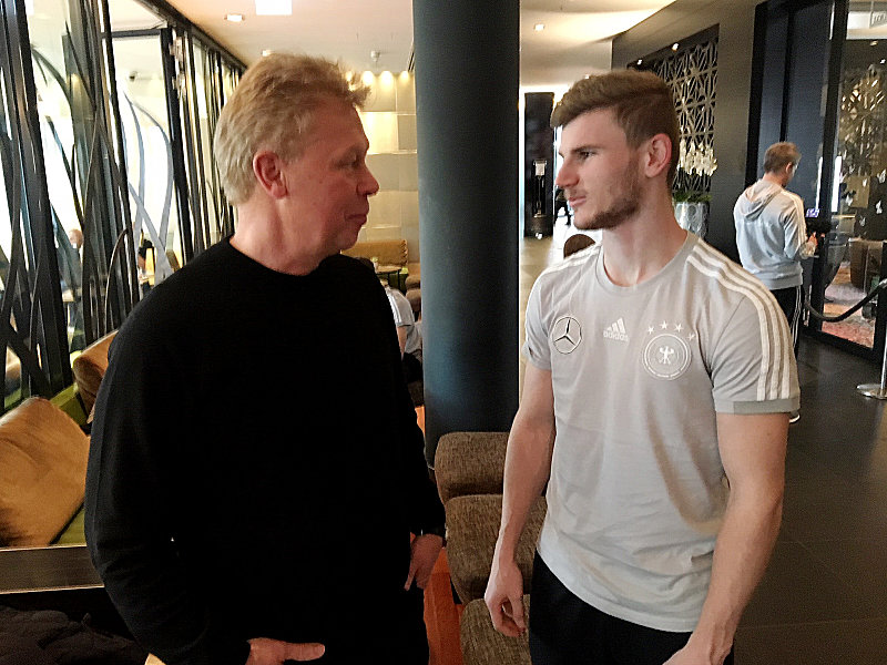 kicker-Redakteur Oliver Hartmann im Gespräch mit Timo Werner
