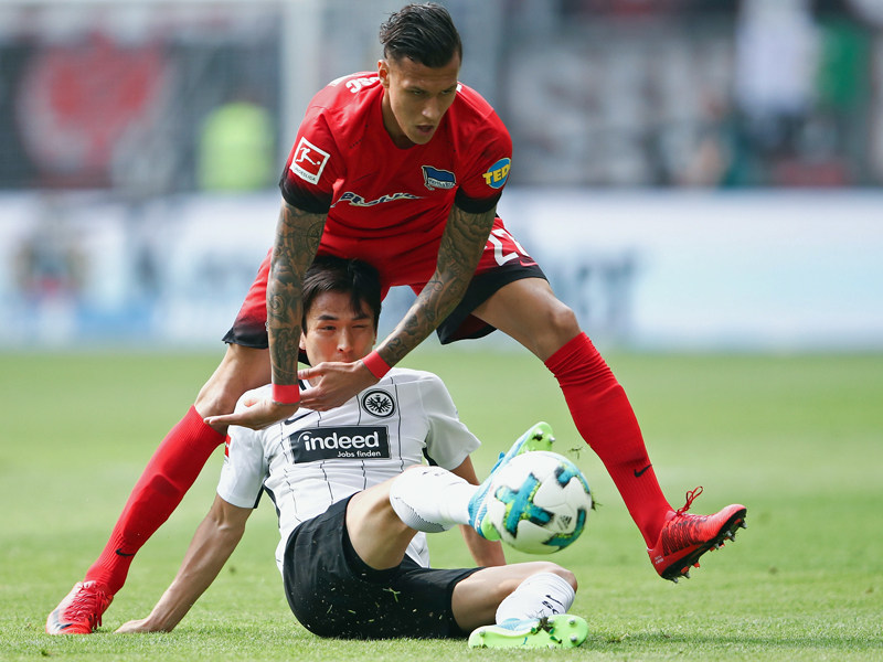 Spezielles Duell: Frankfurts Hasebe und Herthas Selke.