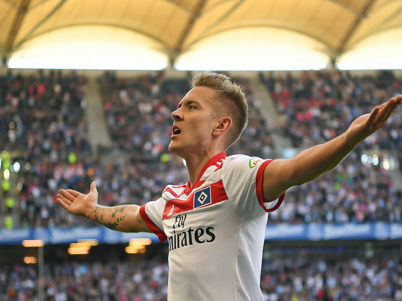 Hamburgs Holtby jubelt über sein 1:0 gegen Freiburg.