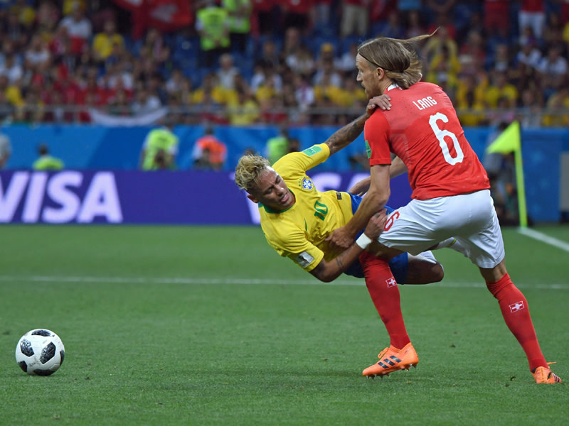 Duell mit Neymar: Michael Lang räumt Brasiliens Hoffnungsträger ab.
