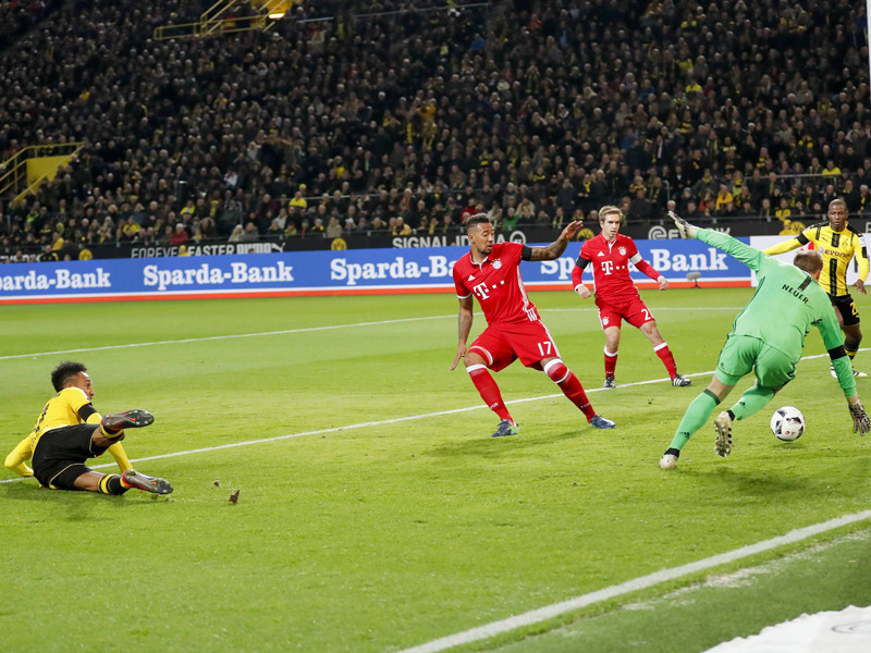 Das Tor des Tages: Dortmunds Aubameyang überwindet FCB-Keeper Neuer.