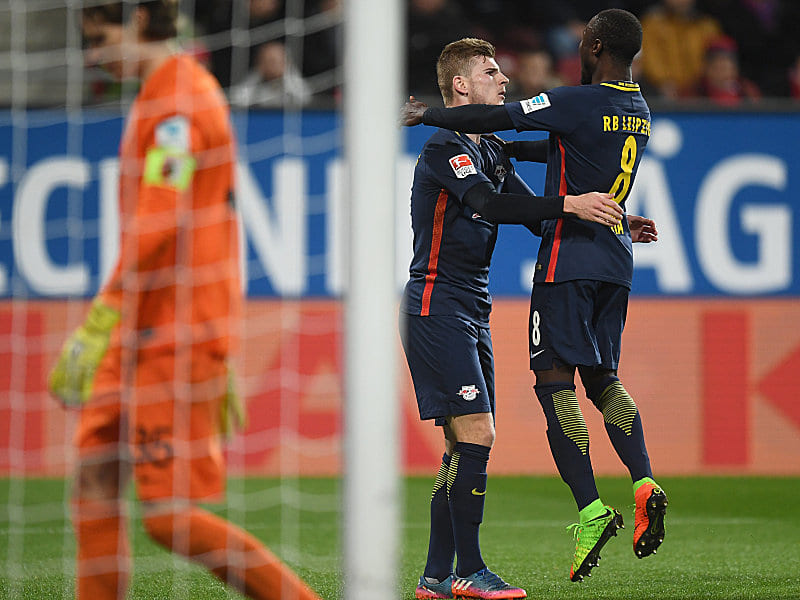 Timo Werner feiert mit Naby Keita