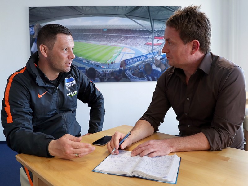 Im Gespräch: Hertha-Coach Pal Dardai (l.) mit kicker-Redakteur Steffen Rohr.