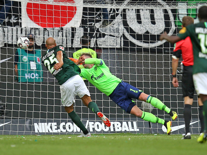 Völlig frei: Wolfsburgs Brooks köpft das 1:0 gegen Schalke.