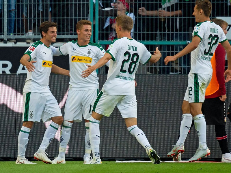 Die Gladbacher jubeln nach dem 1:0 durch Hofmanns Elfmeter.