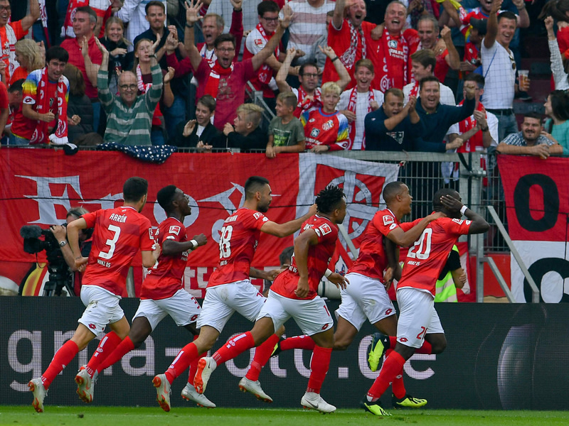 Jubel-Schlange: Mainz feiert das 1:0 von Ujah