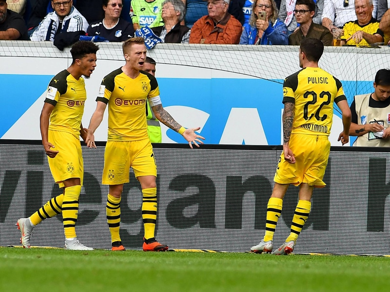 Dortmunder Freude nach dem späten Ausgleich: Kapitän Marco Reus (Mi.) mit Torschütze Christian Pulisic (re.).