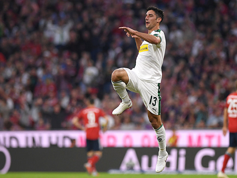 Jubelsprung: Gladbachs Lars Stindl freut sich über das soeben erzielte 2:0.