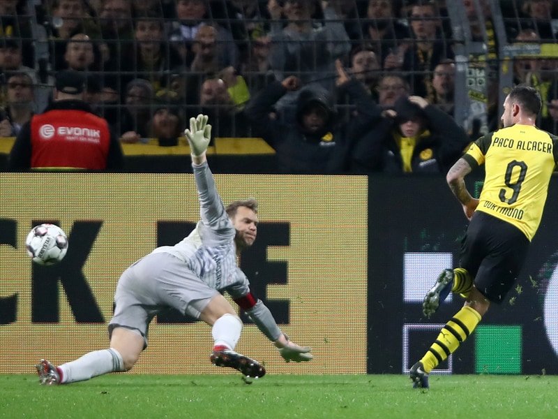 Paco Alcacer überwindet Manuel Neuer