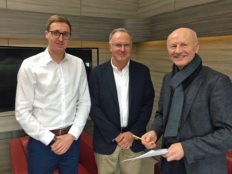 Karl-Heinz Rummenigge, eingerahmt von den kicker-Reportern Georg Holzner (li.) und Karlheinz Wild.