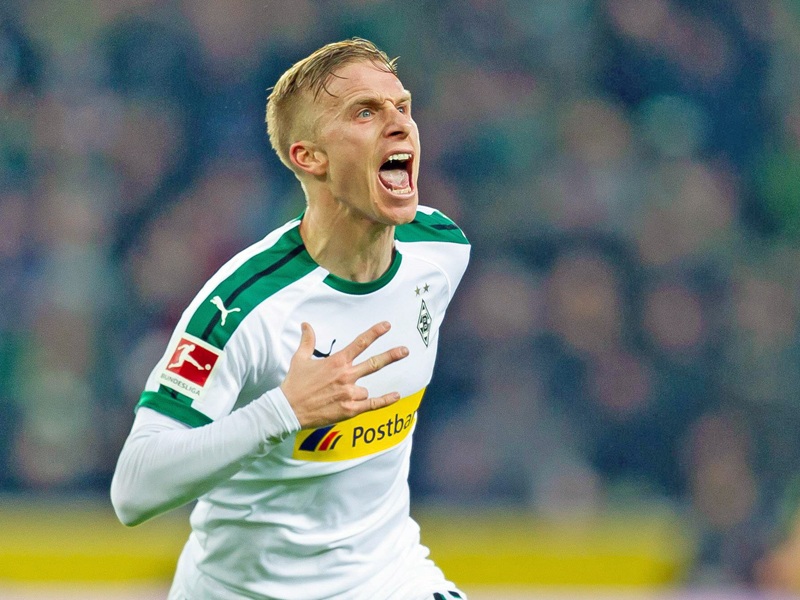 Gladbachs Wendt jubelt über das 1:0 gegen Augsburg.