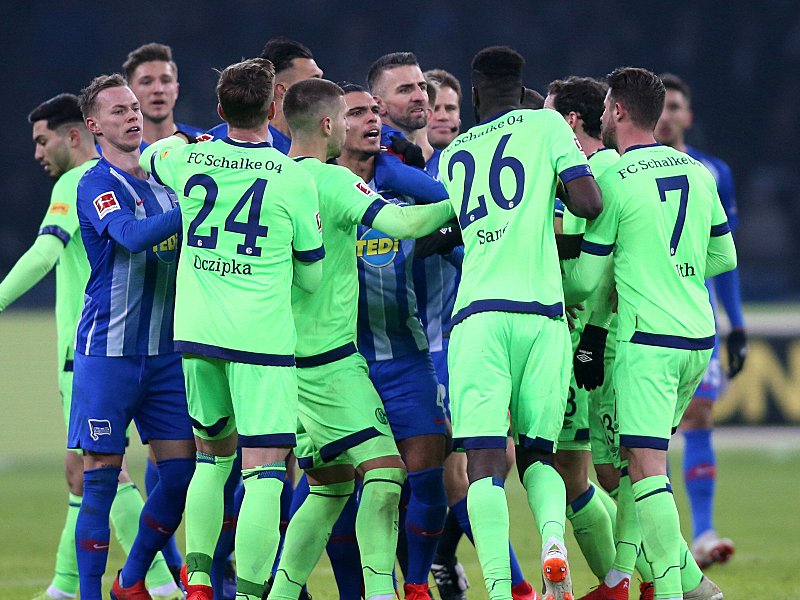 Emotionen kochen hoch: Hertha BSC und Schalke 04 schenkten sich nichts.