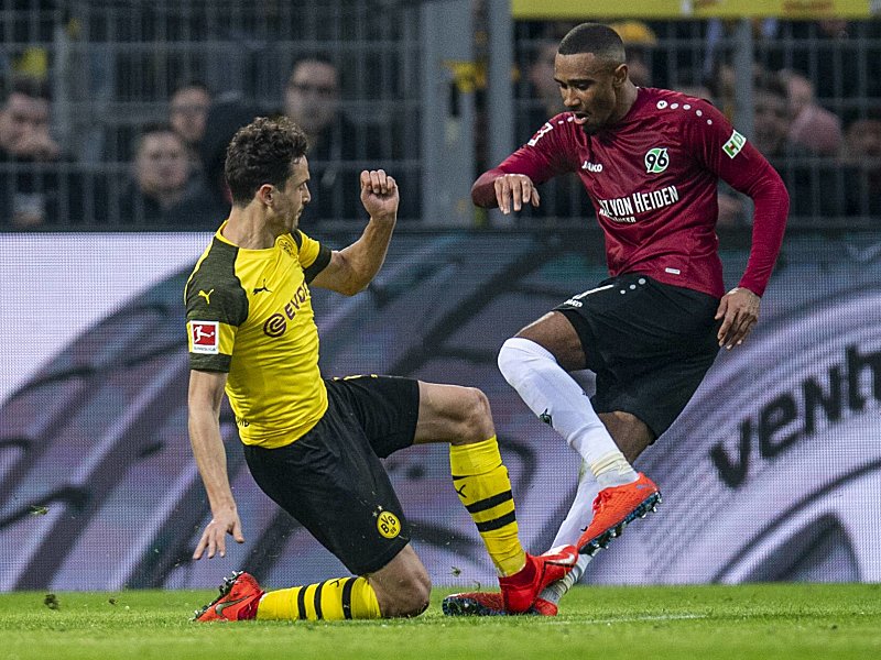 Thomas Delaney foult Noah Joel Sarenren Bazee
