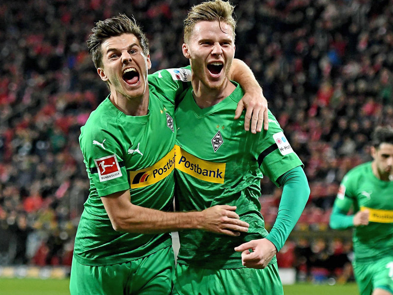 Die Gladbacher Elvedi und Hofmann bejubeln das Siegtor in Mainz.