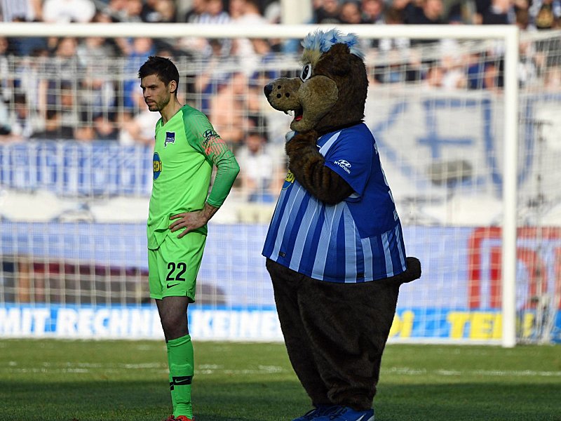 Lange Gesichter: Rune Jarstein und Maskottchen Hertinho (r.).