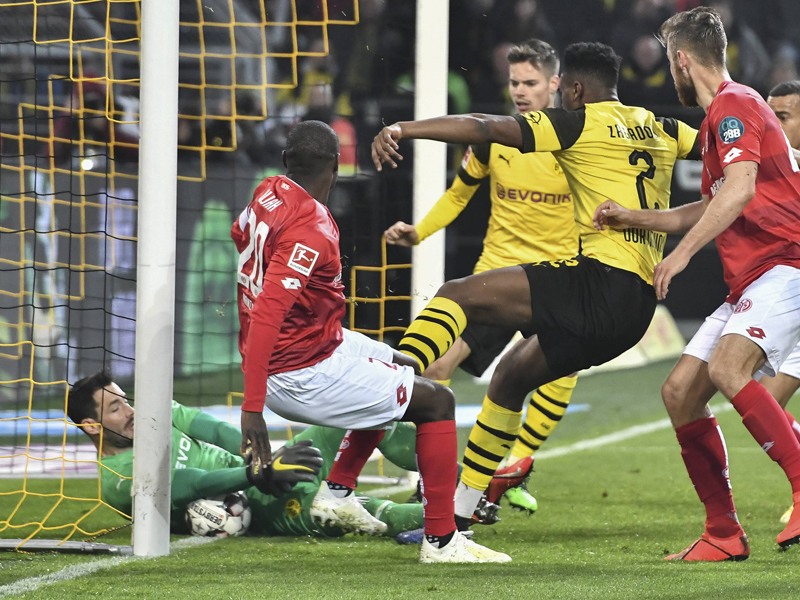 Roman Bürki hält den Ball exakt auf der Torlinie