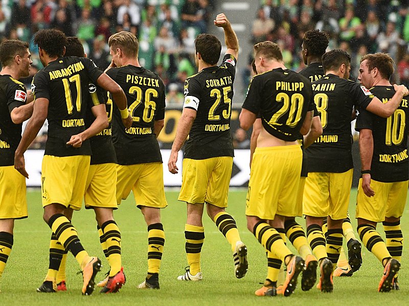 Jubelpose: Sokratis (Mi.) streckt beim Jubel über das 2:0 die Faust in den Himmel, seine Mitspieler feiern mit.