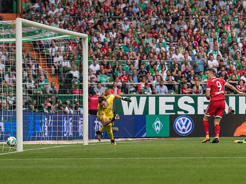 Robert Lewandowski (re.) trifft zum 1:0